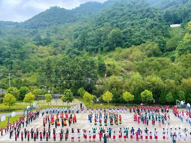 保山昌宁民族“打跳”课间操燃爆校园 春城晚报-开屏新闻记者 崔敏 通讯员 杨晓华 施宁艳