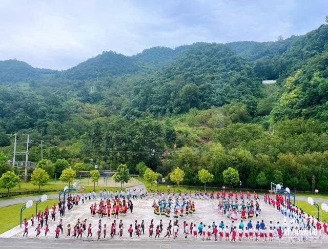保山昌宁民族“打跳”课间操燃爆校园 春城晚报-开屏新闻记者 崔敏 通讯员 杨晓华 施宁艳
