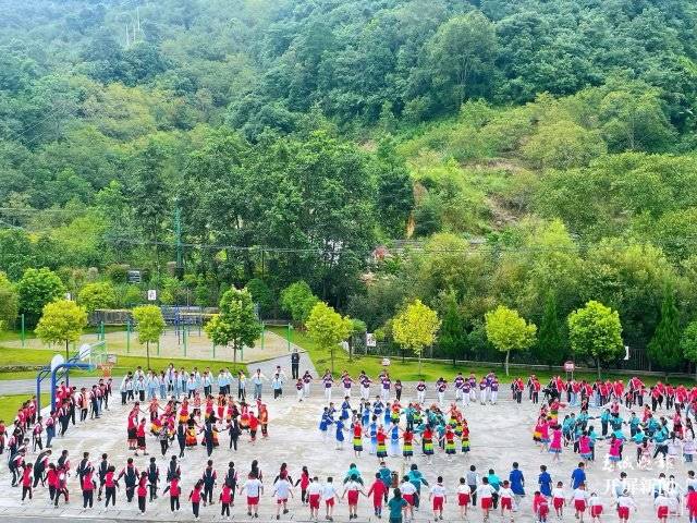 保山昌宁民族“打跳”课间操燃爆校园 春城晚报-开屏新闻记者 崔敏 通讯员 杨晓华 施宁艳