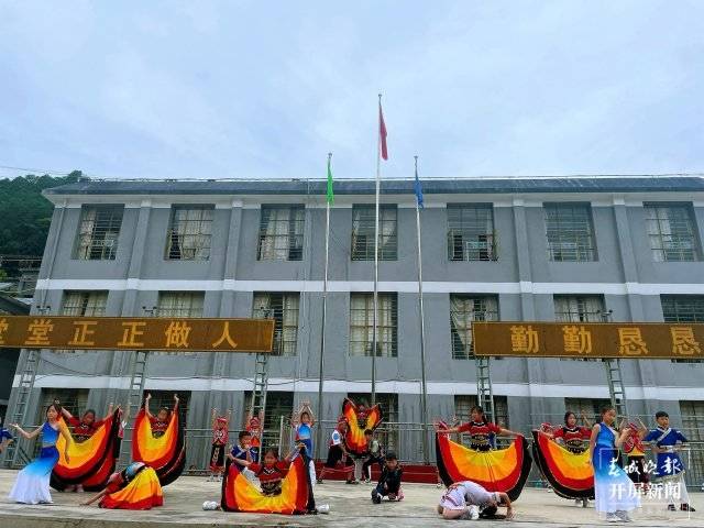 保山昌宁民族“打跳”课间操燃爆校园 春城晚报-开屏新闻记者 崔敏 通讯员 杨晓华 施宁艳
