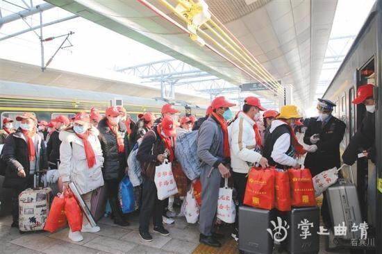 外出务工人员上车出发。