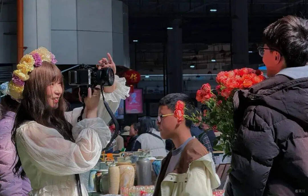 游客在斗南花市打卡拍照，留下与春天的合影。王毅 摄.jpg