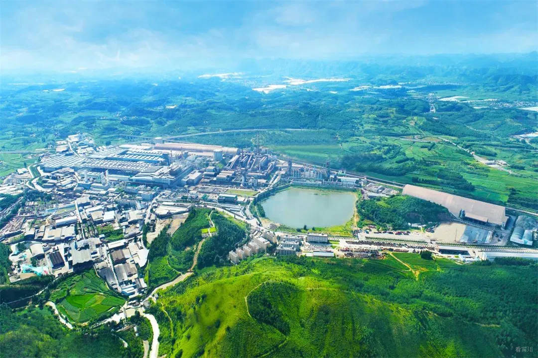 7月12日，游客在云南省曲靖市麒麟水乡赏景游玩。新华社发（孙文来 摄）.jpg