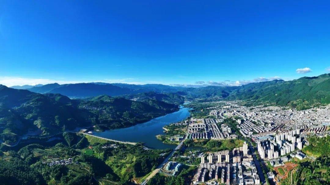 艳阳高照下得德党河水库.jpg
