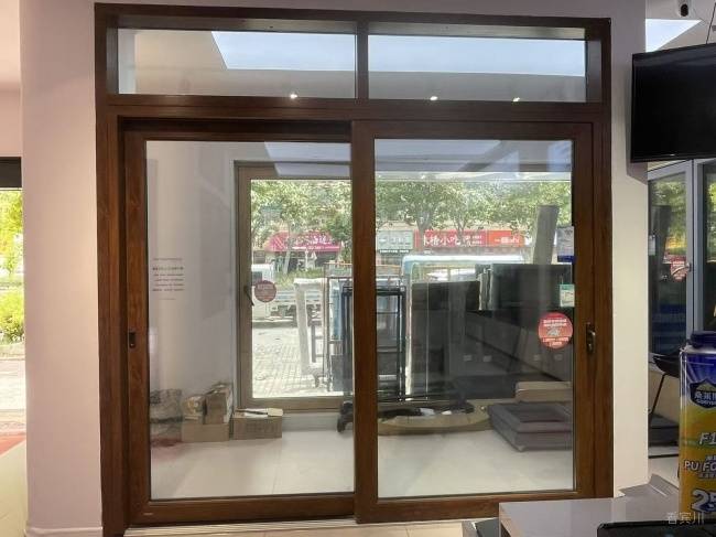 蚌埠门店样窗实拍，可观察固定玻璃和开启扇的组合。