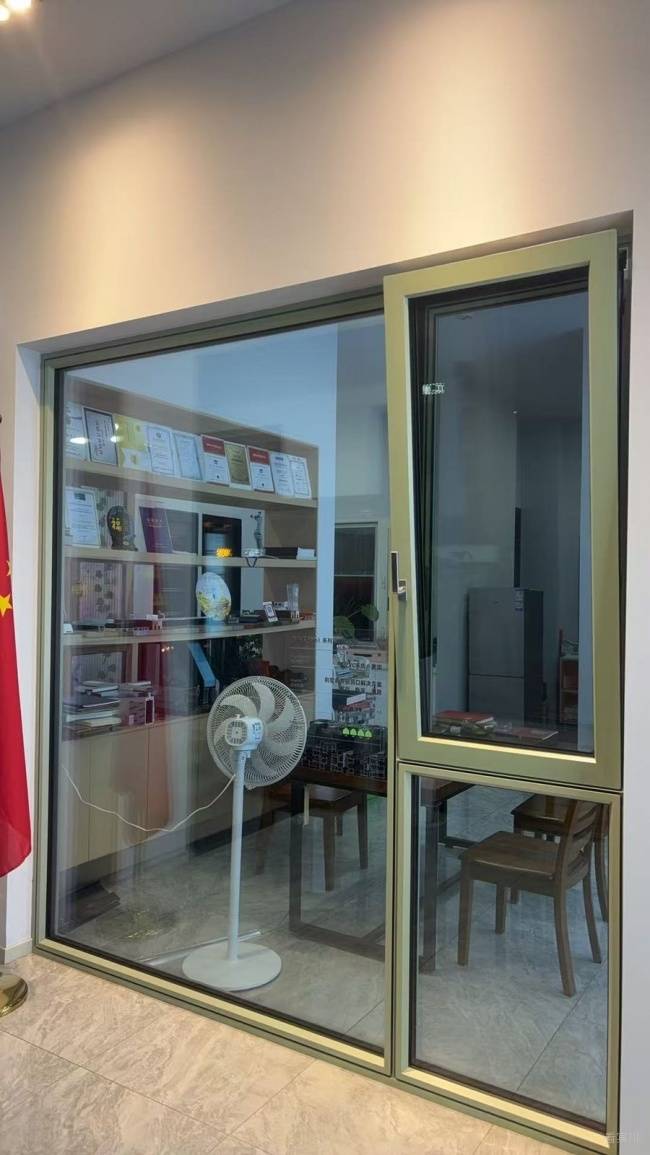 枝江门店的窗体与样品展示,便于近距离观察细节。
